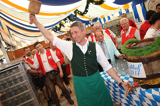 Anstich 2017 durch den Ersten Bürgermeister Christoph Böck am 02.06.2017 mit nur 2 Schlägen  (©Foto: Martin Schmitz)